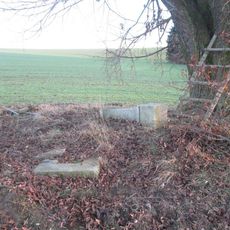 Kříž severně od Lazců v poli