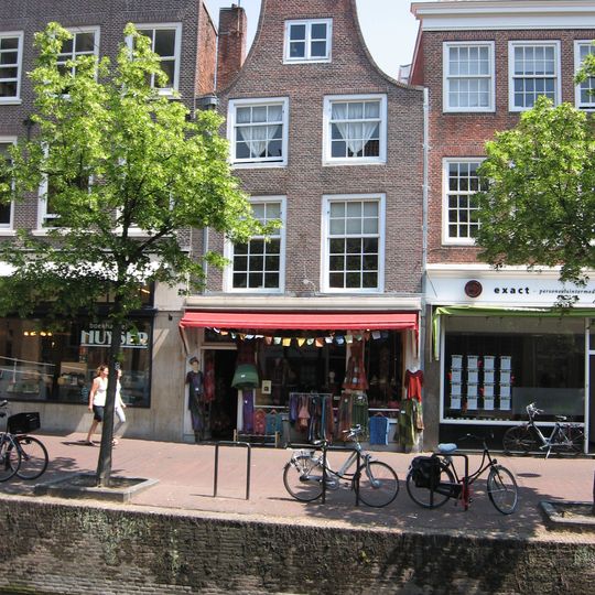 Pand met klokgevel met geprofileerde, gelobde top