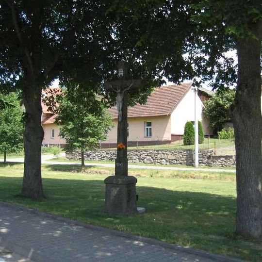 Boží muka ve středu obce Černá poblíž kaple