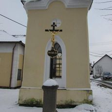 Kříž u kaple v Sedlici