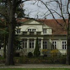 Pfarrhaus Britz mit Vorgarten