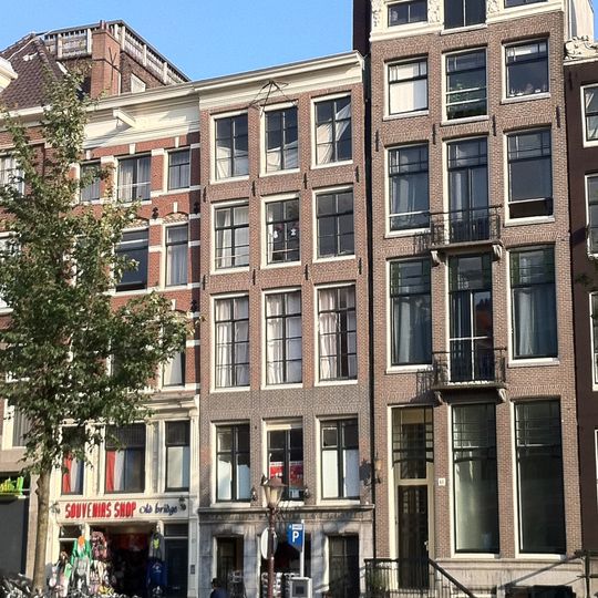 Pand met gevel onder rechte lijst