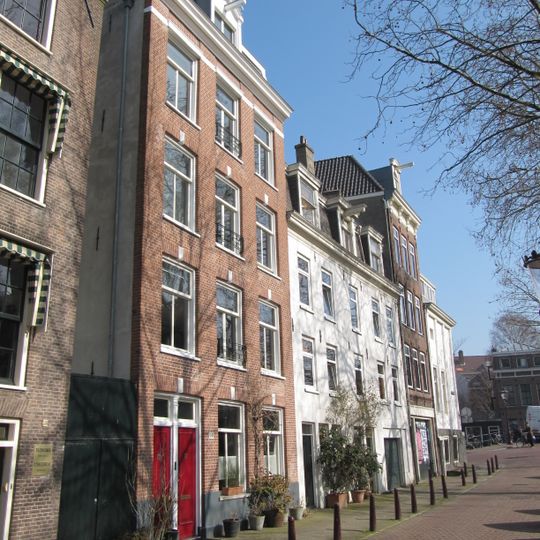 Pak- of werkhuis met vlechtingen in de puntgevel