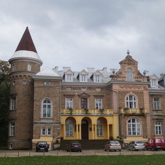 Zespół pałacowy w Łopusznie