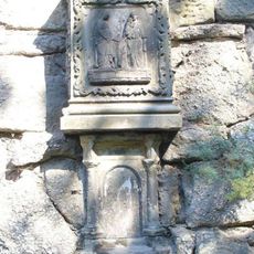 Boží muka na zdi kostela v Rudolticích