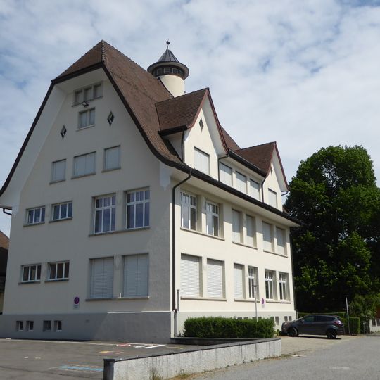 Schulhaus mit Turnhalle