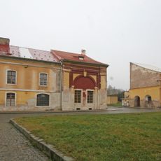 Kasárna jednoduchá Okružní 247 a torzo Hradecké brány