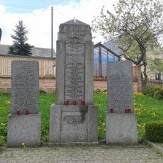 Kriegerdenkmal Erster Weltkrieg, um zwei Gedenksteine Zweiter Weltkrieg ergänzt Mühlenstraße 53 (vor)
