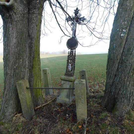 Kříž jihovýchodně od Hodějovic