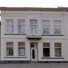 Vijf traveëen breed woonhuis met verdieping en gepleisterde gevel onder schilddak (vormt een geheel met nr. 3)