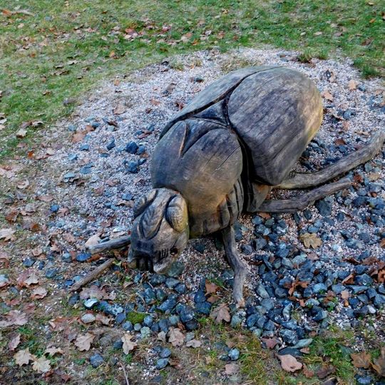 Dřevěná socha páchníka v zámeckém parku ve Vlašimi