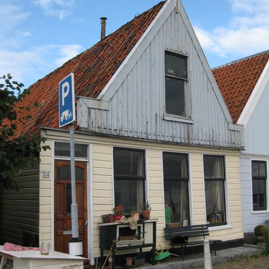 Houten huis met houtskelet. Puntvormig voorschot