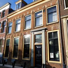 Herenhuis 5 ramen breed, natuurstenen blokken boven vensters xvii, rechte kroonlijst, mansarde dak