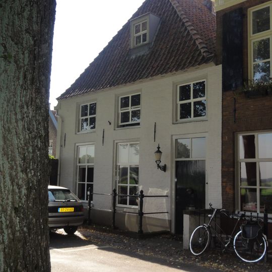 Pand met verdieping onder schilddak gedekt met pannen