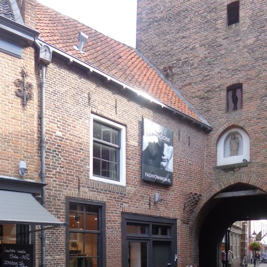 Tussen nr 2 en de Binnenpoort pand met verdieping en zadeldak