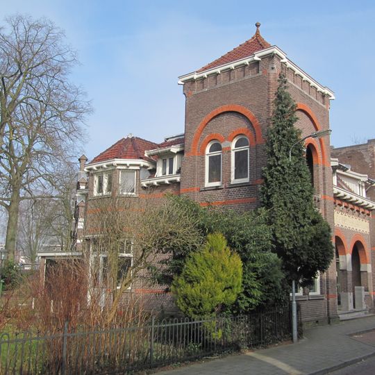 Telefoonbureau met woning en tuinhek