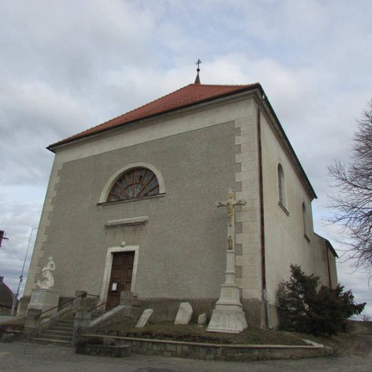 Kříž před kostelem Nanebevzetí Panny Marie a sv. Ondřeje ve Starém Hobzí