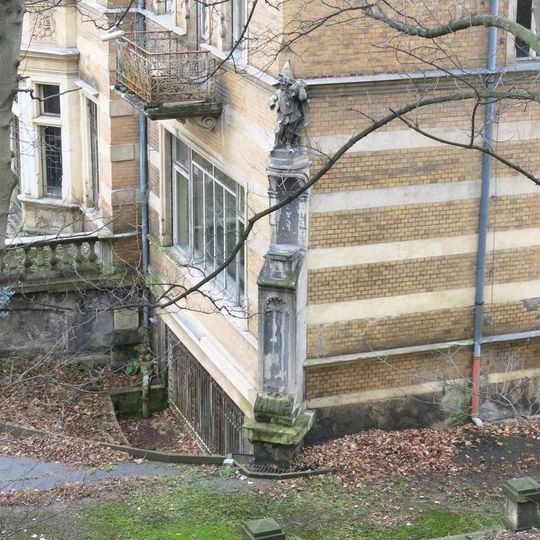 Socha havíře na rohu bývalé Weinmannovy vily v ulici Winstona Churchila v Ústí nad Labem