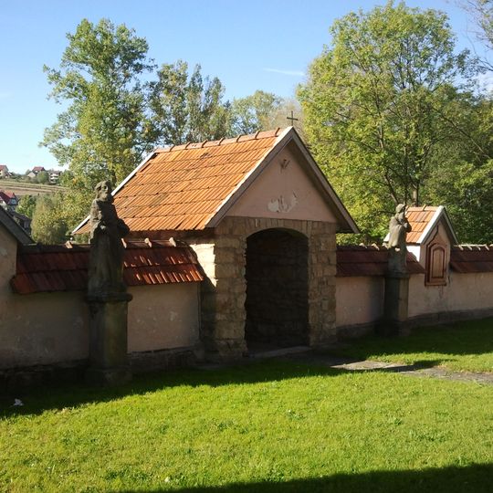 Ogrodzenie z kaplicami w Rajbrocie