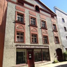 Wohn- und Geschäftshaus