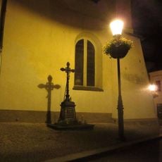 Kříž v Berouně u kostela