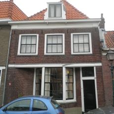 Waarschijnlijk oorspronkelijk tuinpaviljoen, door middel van puibalk met verdieping verhoogd