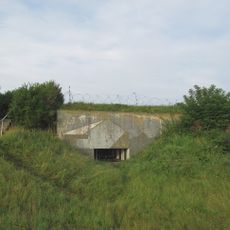 Kazemat IV (commandokazemat met commandopost, observatiekoepel, telefooncentrale, onderofficierenvertrek, manschappenverblijf, mitrailleurkamer en twee toiletten)