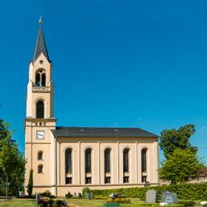 Kirche (mit Ausstattung), Kirchhof mit Einfriedung, Kriegerdenkmal für die Gefallenen des 1. Weltkriegs sowie Sandsteingrabmal Schulgasse 2