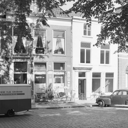 Eenvoudig pand met gepleisterde gevel afgesloten door kroonlijst