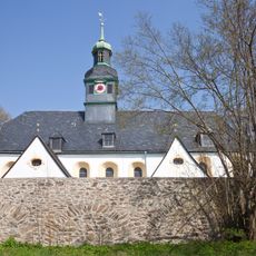 Sachgesamtheit Kirche und Kirchhof Helbigsdorf mit den Einzeldenkmalen Kirche, Mauer (mit Steinkreuz), drei Grabmale (barock), Steinkreuz (1569), Friedhofskapelle (1755) mit Gruft und Gedenkstein für die Gefallenen des Ersten und Zweiten Weltkrieges