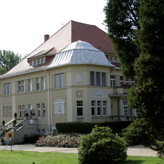 Villa Pelz; Fabrikantenvilla mit Villengarten, Brunnenbecken und Einfriedung Zittauer Straße 23