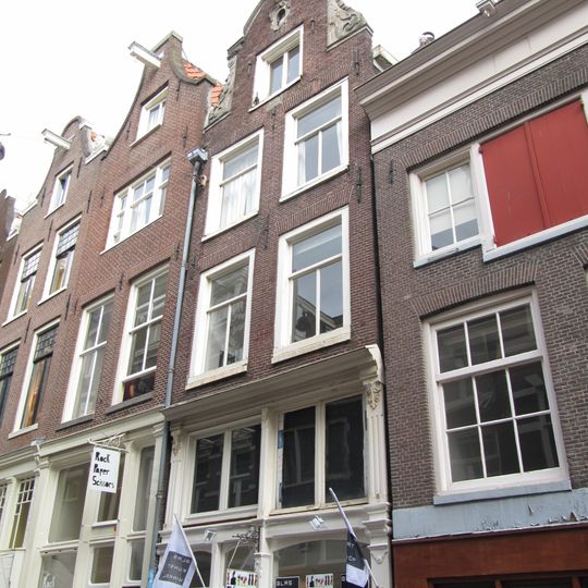 Pand met gevel onder in 1848 uit oudere onderdelen samengestelde hals