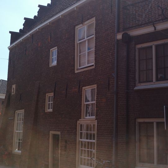 Pand met lijstgevel empire-ramen en dakkapel met fronton en hijsbalk