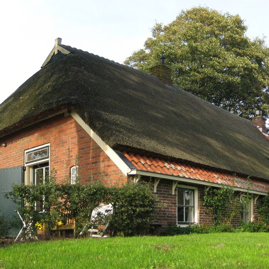 Keuterijtje waarvan het voorhuis in het verlengde van de schuur is gebouwd
