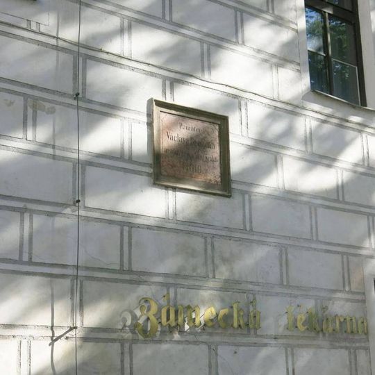 Pamětní deska Václava Březana na zdi zámecké lékárny v Třeboni