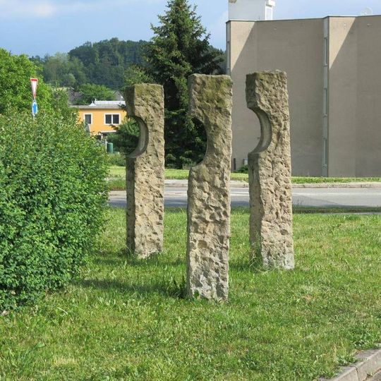 Kamenná plastika u křižovatky ulic Štemberkova a Pod Budínem v Rychnově nad Kněžnou