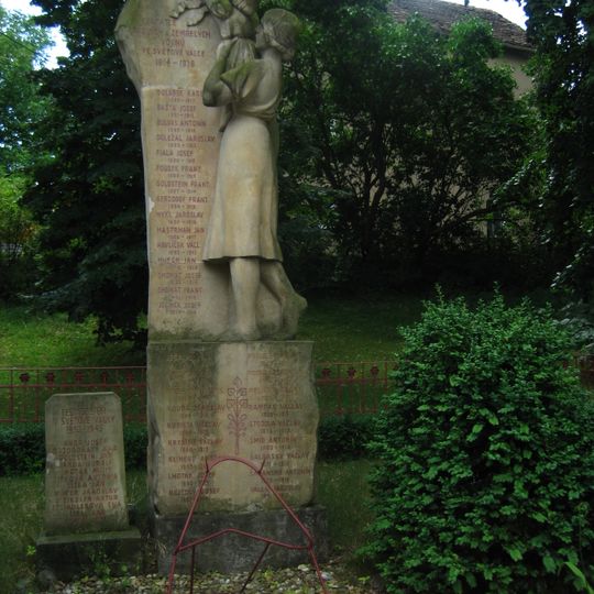 Pomník padlým u školy ve Zdibech