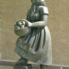 Flicka med fruktkorg