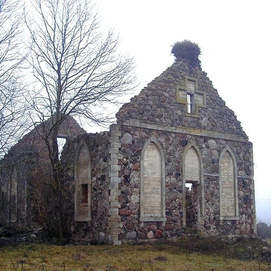 Zviedru baznīca ar viduslaiku kapsētu