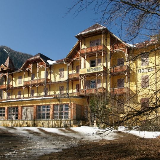 Ehem. Hotel Alpenhof mit Mazagg-Zubau und Teilen des Inventars