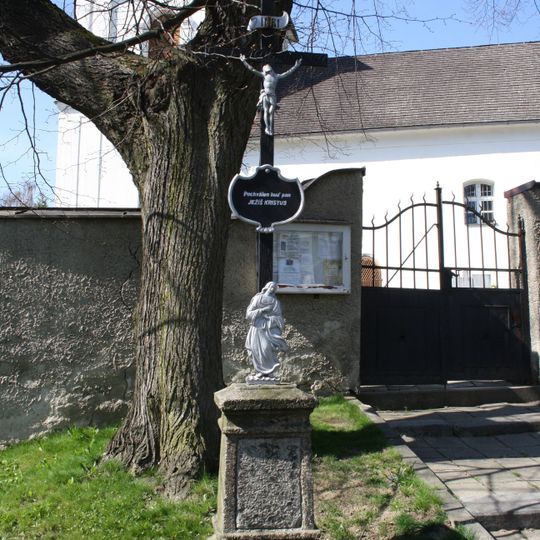 Kříž u brány kostela sv. Barbory v Přísece