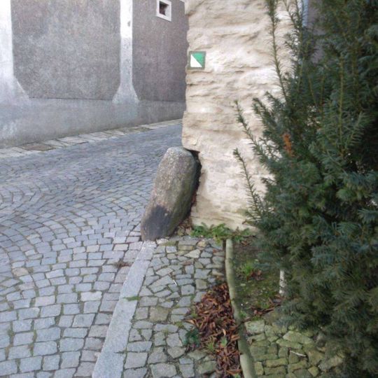 Křížový kámen v Polné u kostela