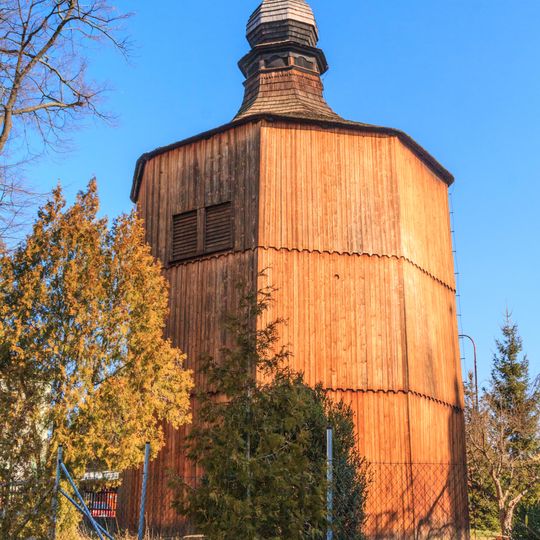 Dřevěná zvonice vedle kostela Nejsvětější Trojice ve středu Sezemic