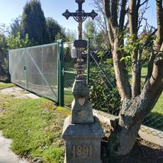 Kříž v Životicích u rozcestí