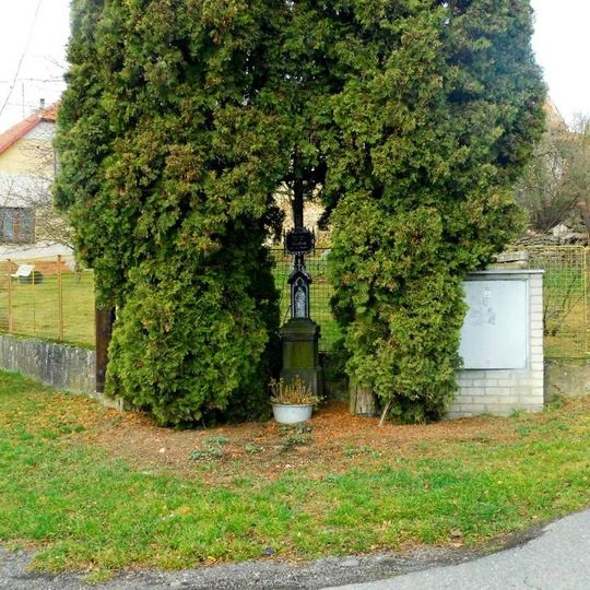 Kříž na křižovatce v centru Studeného
