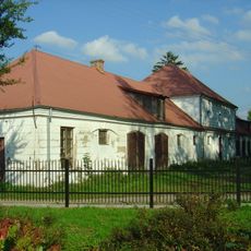 Budynek gospodarczy (stajnia, ob. garaże i magazyny)