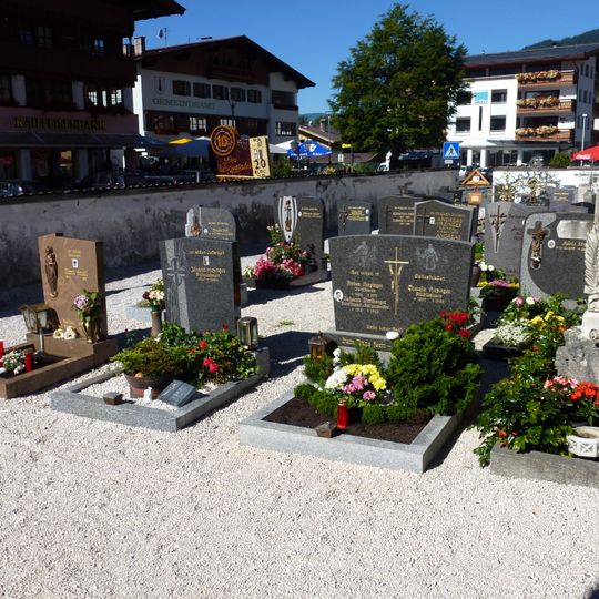 Friedhof und Friedhofsmauer