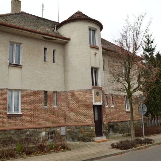 Dům dělnické kolonie čp. 931- rodný dům kpt. Otakara Jaroše