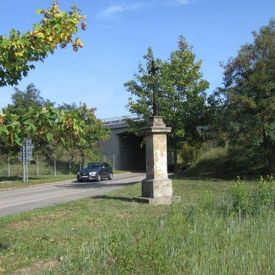 Pamětní kříž u silnice 608 a odbočky do Ledčic