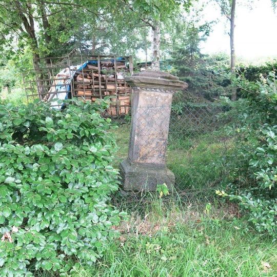 Podstavec s ulomeným křížem u silnice nad domem 190 v Dobrné